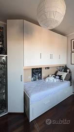 Set cameretta con armadi a ponte e divano letto.