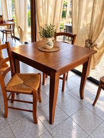 Tavoli in legno con  sedie paesane