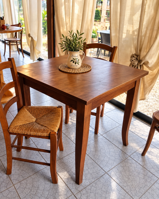 Tavoli in legno con  sedie paesane