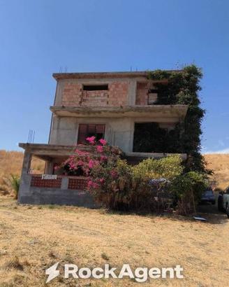 Palazzo / Stabile di 330 m² con più di 5 locali a 