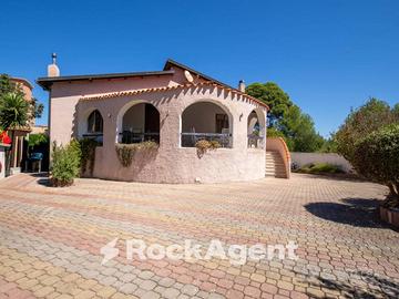 VILLA INDIPENDENTE CON GIARDINO