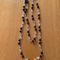 Collana lunga con perle nere e cristalli trasparen