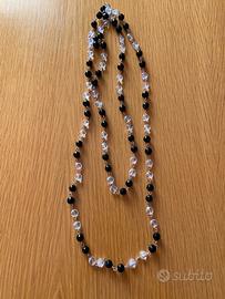 Collana lunga con perle nere e cristalli trasparen