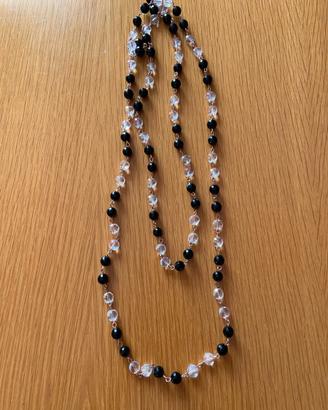 Collana lunga con perle nere e cristalli trasparen