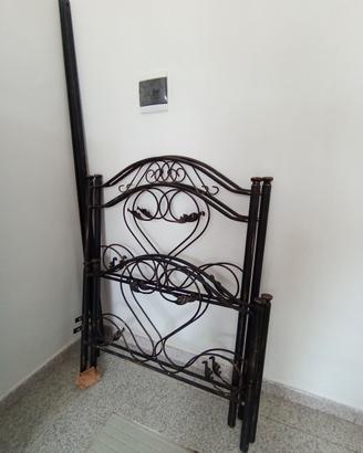 Due letti singoli in ferro battuto 