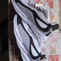 scarpe sportive 43 uomo mai usate