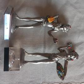 Coppia statuine vintage in peltro cesellato
