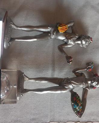 Coppia statuine vintage in peltro cesellato