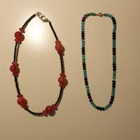 Due collane: una con pietre fucsia e una con cuori