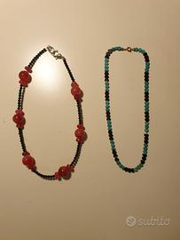 Due collane: una con pietre fucsia e una con cuori