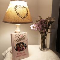 Libro Liala, titolo Bisbigli nel piccolo mondo. 