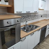 mobili da cucina con tavolo e soggiorno 