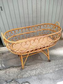 Culla vintage in vimini.