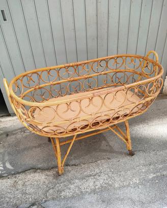 Culla vintage in vimini.