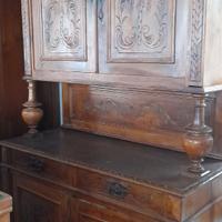 Credenza antica con alzata