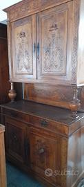 Credenza antica con alzata