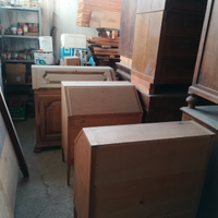 Magazzino con mobili grezzi