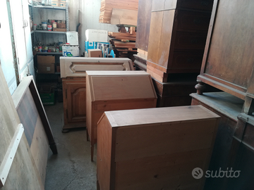 Magazzino con mobili grezzi