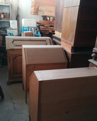 Magazzino con mobili grezzi