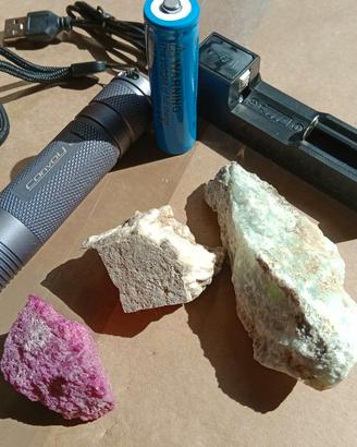 Kit torcia ultravioletti e minerali fluorescenti