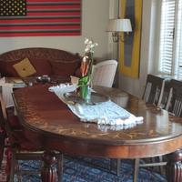 Tavolo  per ampio salone con 4 sedie autentiche.