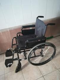 Carrozzina pieghevole ad autospinta