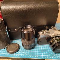 Minolta analogica vintage con borsa e obiettivi