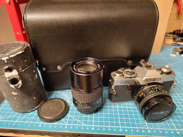 Minolta analogica vintage con borsa e obiettivi