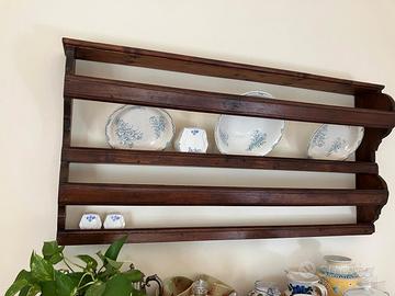 Porta piatti antico in legno a muro