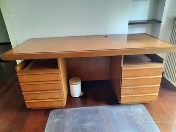 Scrivania in legno
