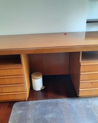 Scrivania in legno