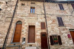 2 LOCALI A GUBBIO