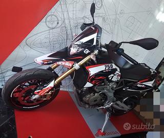 Aprilia Dorsoduro 750 - km 22489 - anno 2011 - Akr