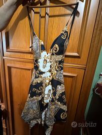 Vestito corto elegante con fantasia barocca