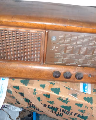 Radio d'epoca a valvole Magnadyne