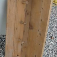 Attaccapanni antico di casa padronale del 1400