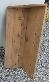 Attaccapanni antico di casa padronale del 1400