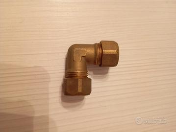 Curva in ottone a due Dadi diametro 16 x 16