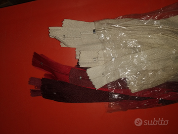 Cerniere lampo stock