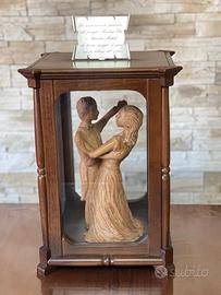 Teca in legno con scultura in legno da collezione.