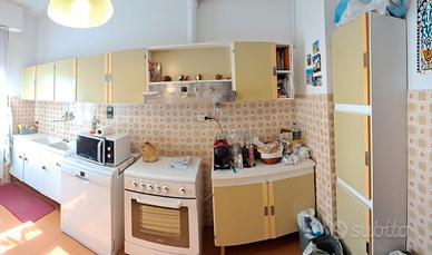 Cucina con pensili, mobiletto a terra e colonna