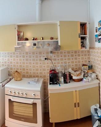 Cucina con pensili, mobiletto a terra e colonna