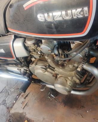 motore con scarichi 