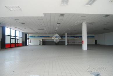 NEGOZIO A CAVERNAGO