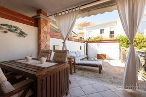 Villasimius villetta con giardino e box auto