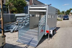 Trasporto animali vivi rimorchio