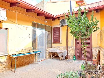 Casa indipendente al piano terra con cortile