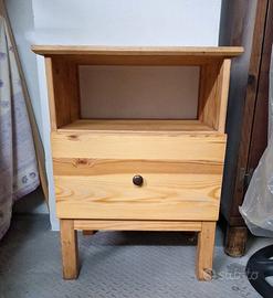 Comodino con cassetto