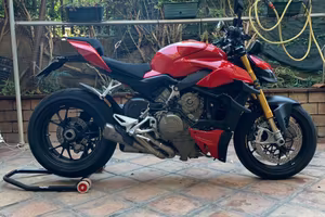 Moto Ducati streetfighter v4s 2020