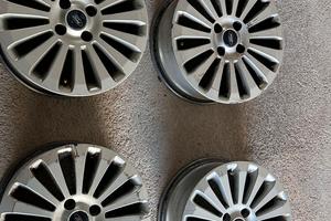 Ford Fiesta - Cerchi in lega da 16'